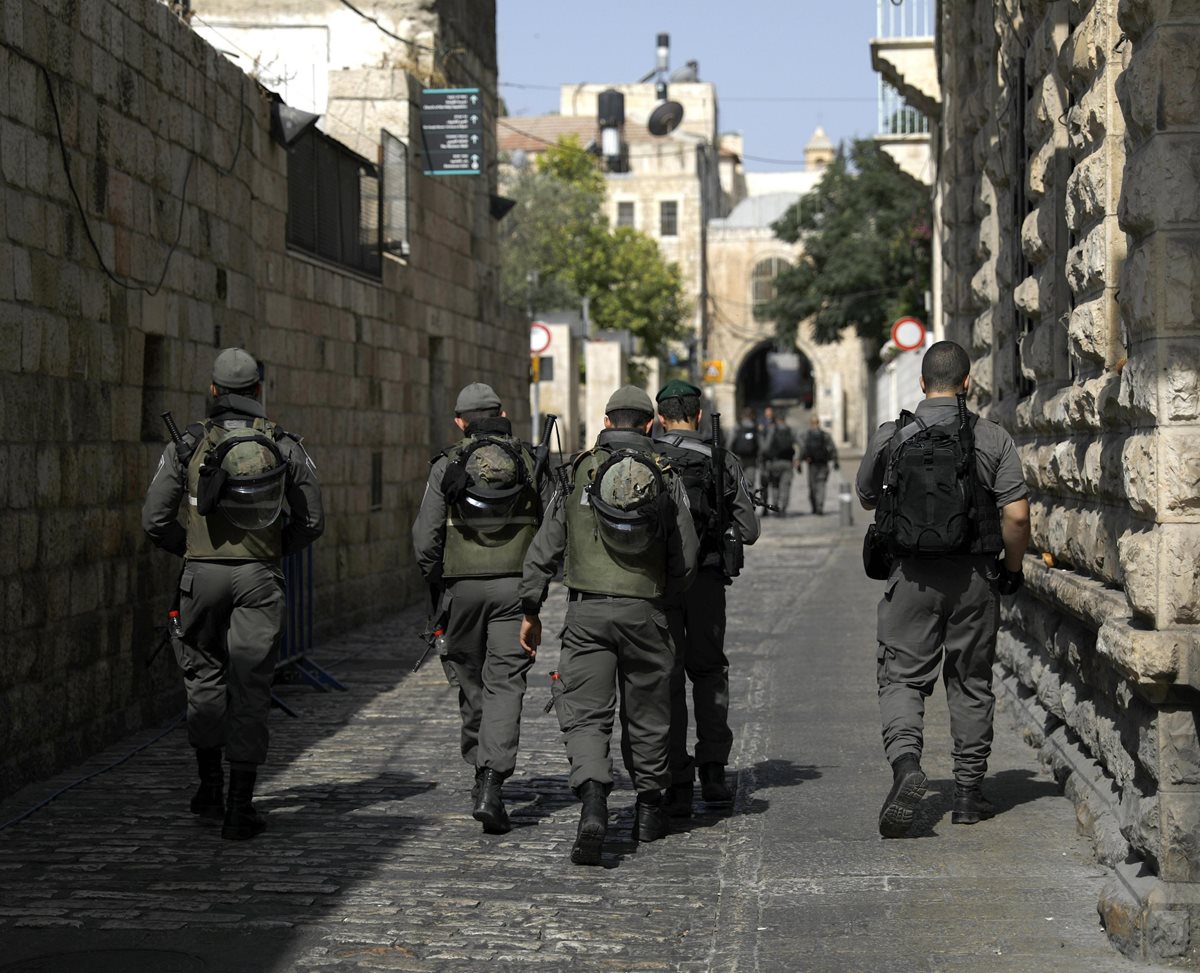 Policías israelíes patrullan por las calles del casco viejo de Jerusalén hoy, donde palestinos resultaron heridos durante incidentes que siguieron en el masivo rezo de protesta musulmana. (Foto Prensa Libre: EFE)