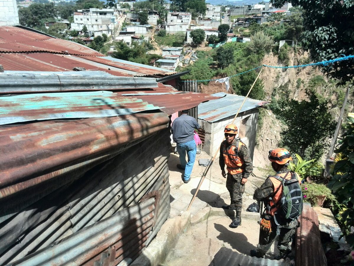 Soldados llegaron a brindar ayuda humanitaria a vecinos de Tierra Nueva 1. (Foto Prensa Libre: Estuardo Paredes)