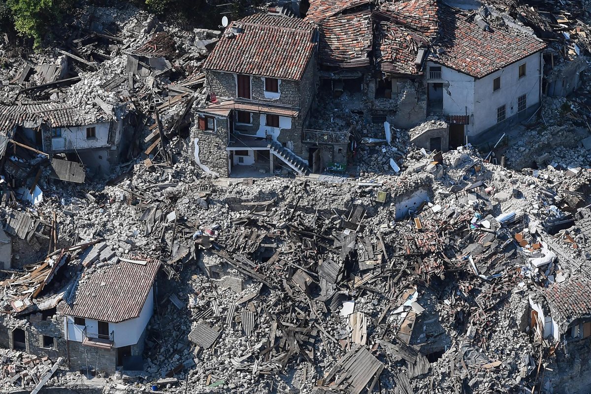 Italia aún se recupera de la devastación causada por el terremoto que causó la muerte de al menos 294 personas. (Foto Prensa Libre: EFE).