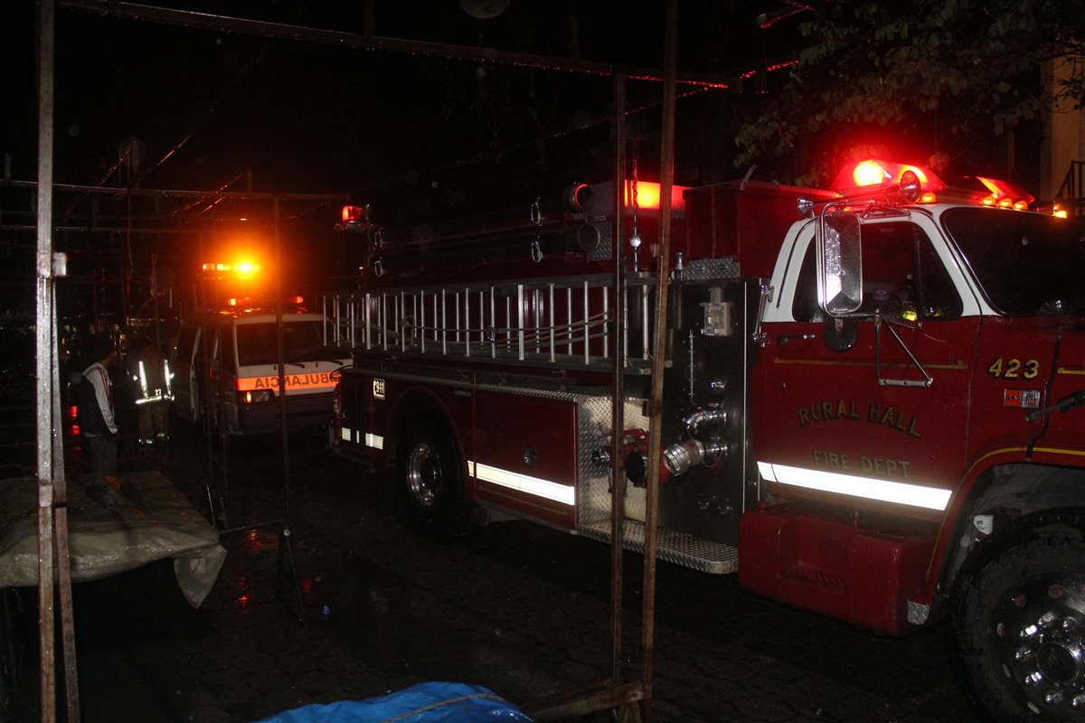 Unidades de Bomberos Voluntarios llegan al mercado de la cabecera de Jalapa. (Foto Prensa Libre: Hugo Oliva)