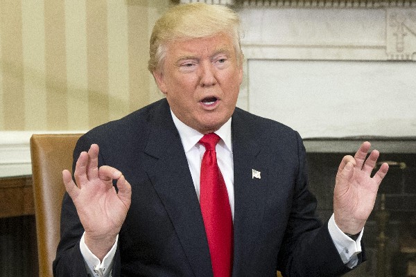 Donald Trump se dirige a periodistas en la oficina Oval de la Casa Blanca. (Foto Prensa Libre: EFE)