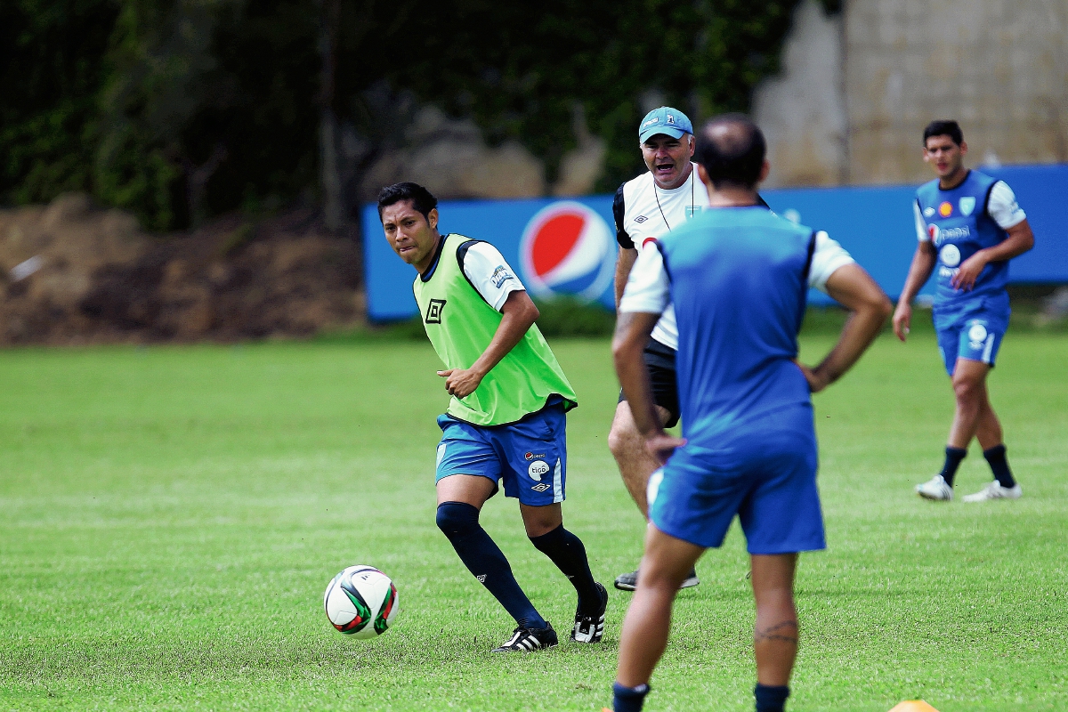 Gerardo Arias —de verde— en el entreno de la  Selección Nacional de Guatemala, previo al amistoso ante Estados Unidos y Copa Oro (Foto Prensa Libre: Carlos Vicente)