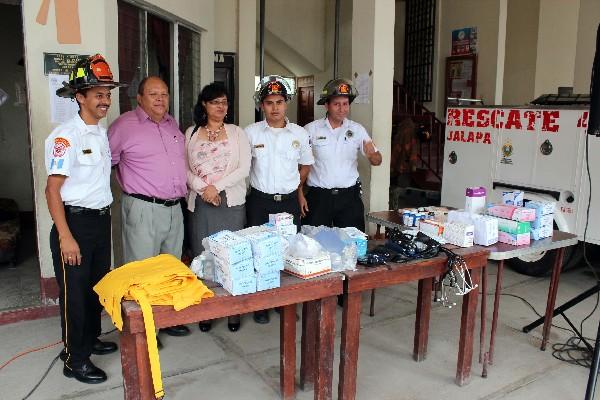 Bomberos reciben   donación.