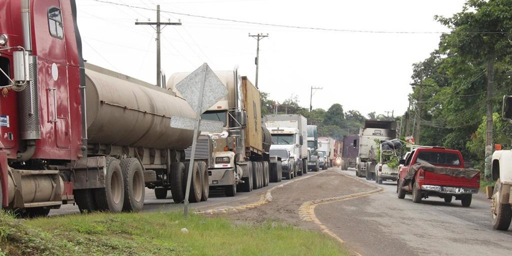 Transportistas de El Salvador y Guatemala amenazaron con paralizar labores si no se agiliza el paso en las aduanas. (Foto Prensa Libre: Hemeroteca PL)
