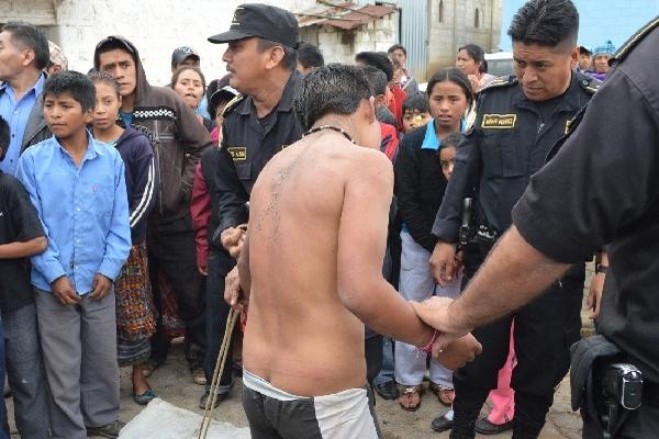 Vecinos entregan  a menor a la Policía.