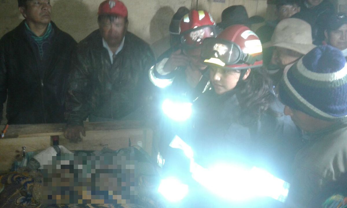 Comunitarios de Tuichaná, Concepción Tuitapa, San Marcos, rescatan los cuerpos de dos hermanos, quienes fallecieron soterrados. (Foto Prensa Libre: Cortesía)