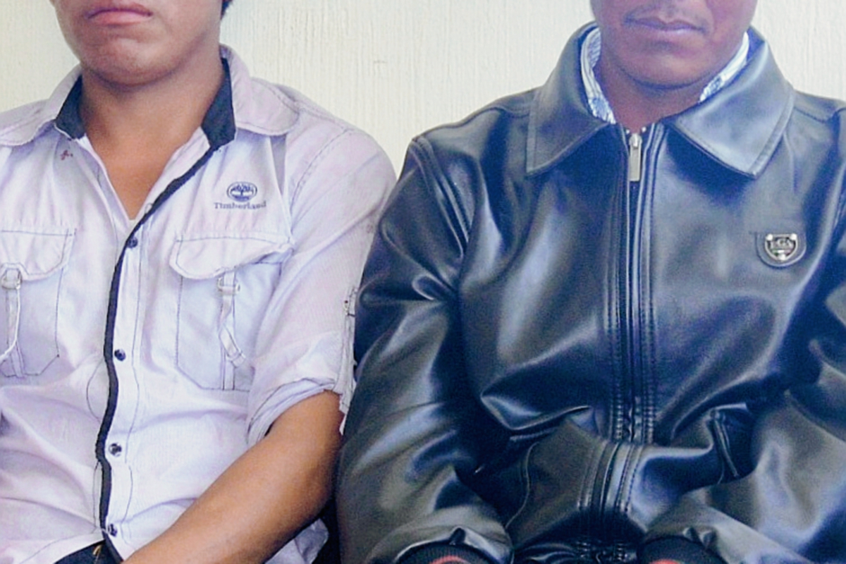 Pedro Us López y Augusto Aguaré Pérez fueron llevados a la Policía de Uspantán, Quiché. (Foto Prensa Libre: Óscar Figueroa)