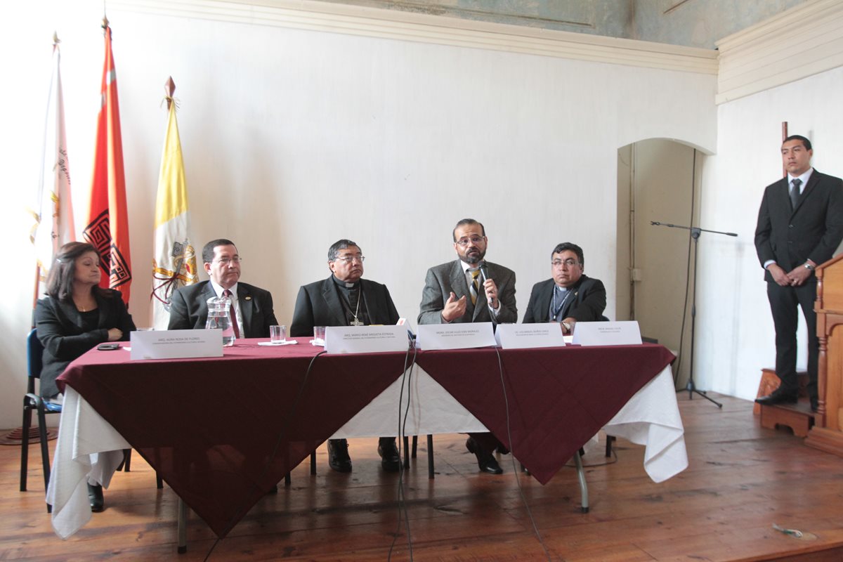 Autoridades explican el proceso de restauración del Señor Sepultuado de El Calvario. (Foto Prensa Libre. Ángel Elías)