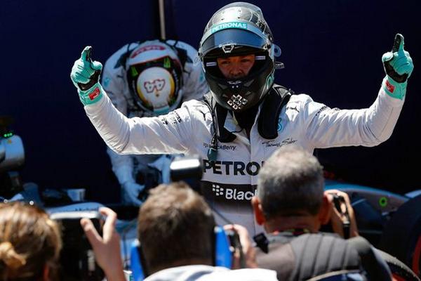 El alemán celebra la pole en Mónaco. (Foto Prensa Libre: EFE)