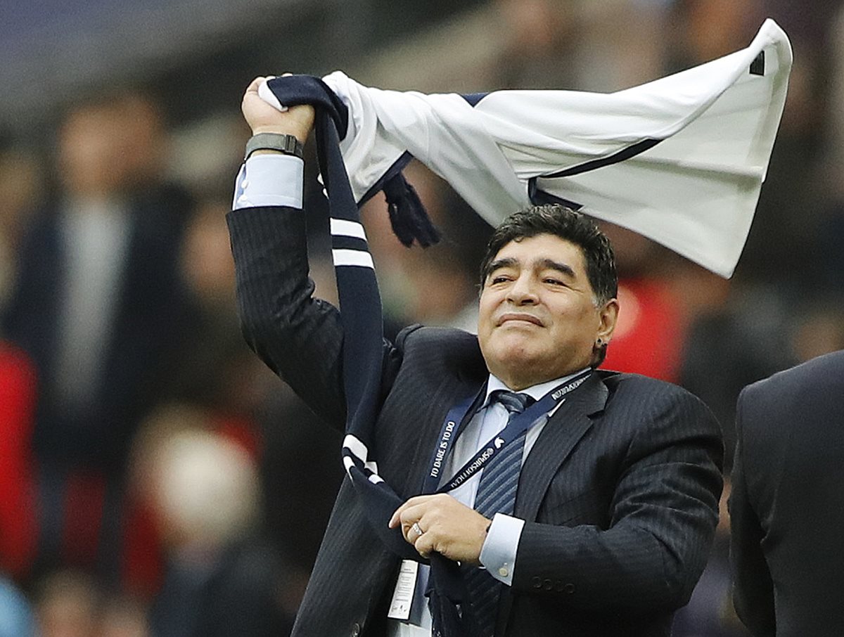 Maradona recibió un bonito gesto por parte del Tottenham Hotspur. (Foto Prensa Libre: AP)