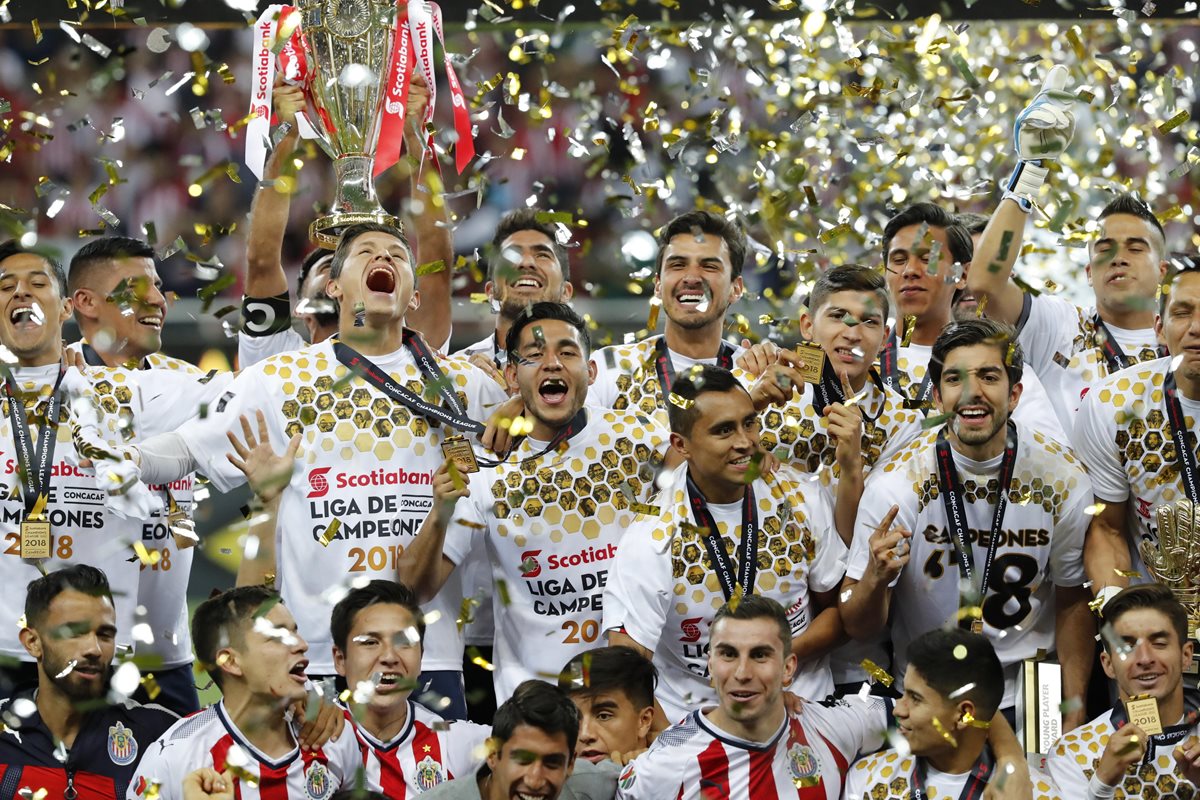 Los jugadores de las Chivas de Guadalajara celebran con el trofeo luego de ganar el título de la Liga de campeones de Concacaf después de 56 años. (Foto Prensa Libre: EFE)