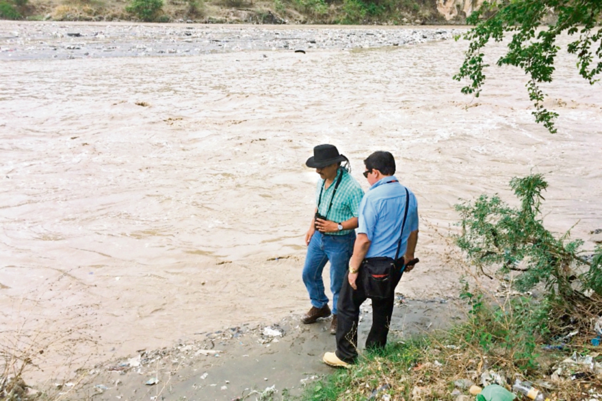 La cantidad de basura en la ribera del río Motagua quedó registrada en el estudio del 2009. La fotografía de la derecha, tomada en junio, muestra que nada se ha hecho y que el problema se ha incrementado en los últimos seis años.