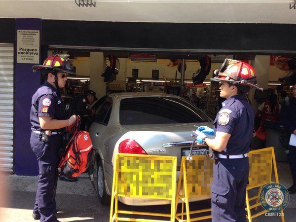 Un vehículo de modelo reciente se empotró en una caja de cobro de un supermercado de la zona 9. (Foto Prensa Libre: Bomberos Municipales)