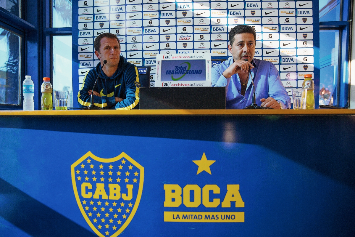 El entrenador de Boca, Rodolfo Arruabarrena, izquierda, y el presidente del club, Daniel Angelici durante una conferencia de prensa el viernes. (Foto Prensa Libre: AP)