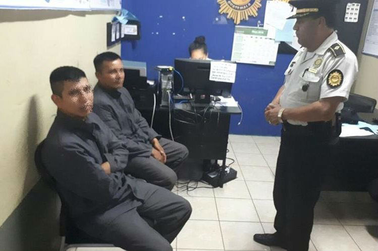 Los dos guardias del Sistema Penitenciario fueron liberados por un grupo armado en Alta Verapaz, fueron secuestrados el jueves último en Zacapa. (Foto Prensa Libre: Mario Morales)