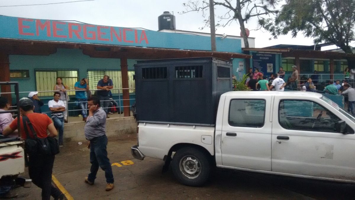 Vehículo del Sistema Penitenciario permanece en el Hospital Regional de Cuilapa, Santa Rosa, mientras peritos del MP llegan para revisar cadáver de reo muerto. (Foto Prensa Libre: Oswaldo Cardona)