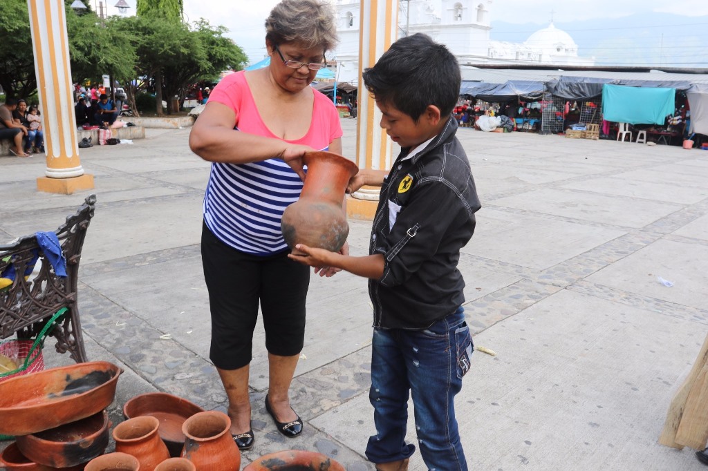 El niño Magnolio Aquino Bojórquez vende productos de barro. (Foto Prensa Libre: Edwin Paxtor)