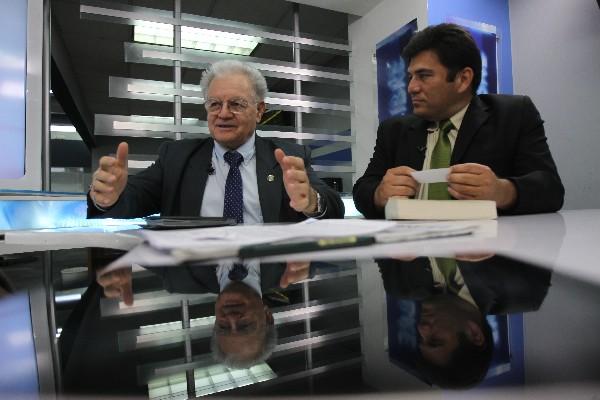 EDDY SÁNCHEZ, director del Insivumeh —izquierda—, junto a Juan Carlos Rosito, técnico del Iarna, analizan  fenómeno climático El  Niño.