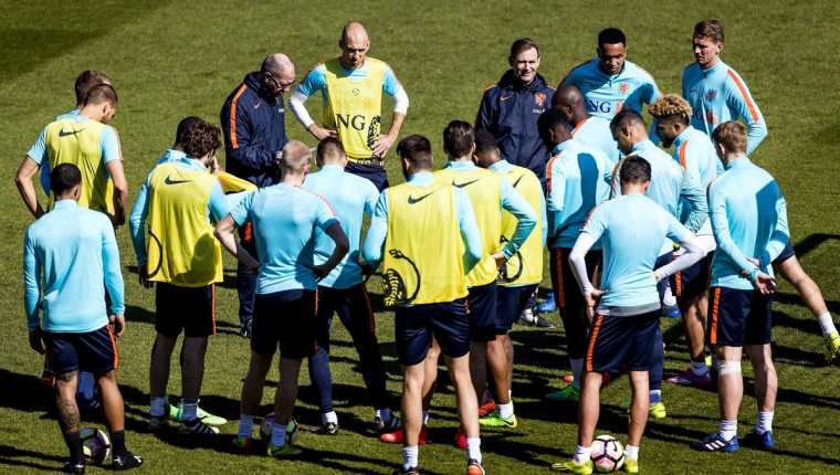 La selección holandesa se prepara en Alkmaar para el juego amistoso frente a Italia. (Foto Prensa Libre: EFE)