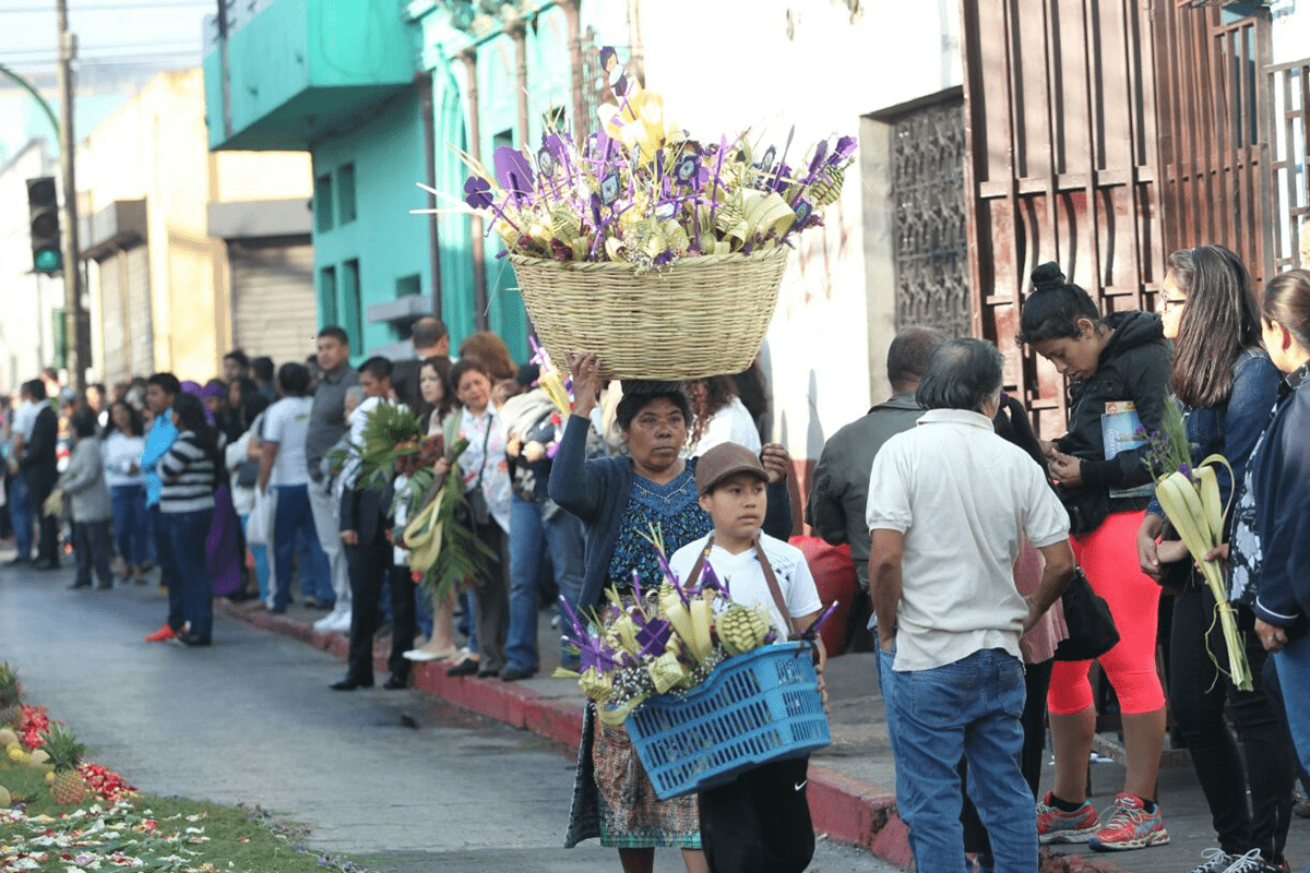 Guatemaltecos en la capital celebran el Domingo de Ramos.