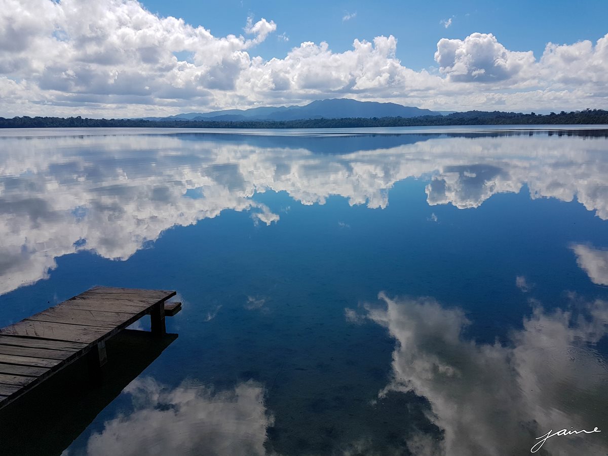 El Parque Nacional Laguna Lachuá, categoría I, es considerado el "espejo del cielo".(Foto Prensa Libre: Jaime Carrillo)