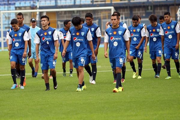 Un grupo de 33 jugadores se presentó al primer entrenamiento de la Selección de Fútbol de Guatemala. (Foto Prensa Libre: Edwin Fajardo)