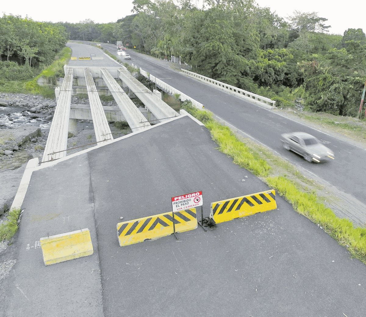 La carretera  de la Costa Sur encargada a la constructora brasileña quedó inconclusa debido a los hallazgos de modificaciones en el costo de la obra. (Foto Prensa Libre: Hemeroteca PL)