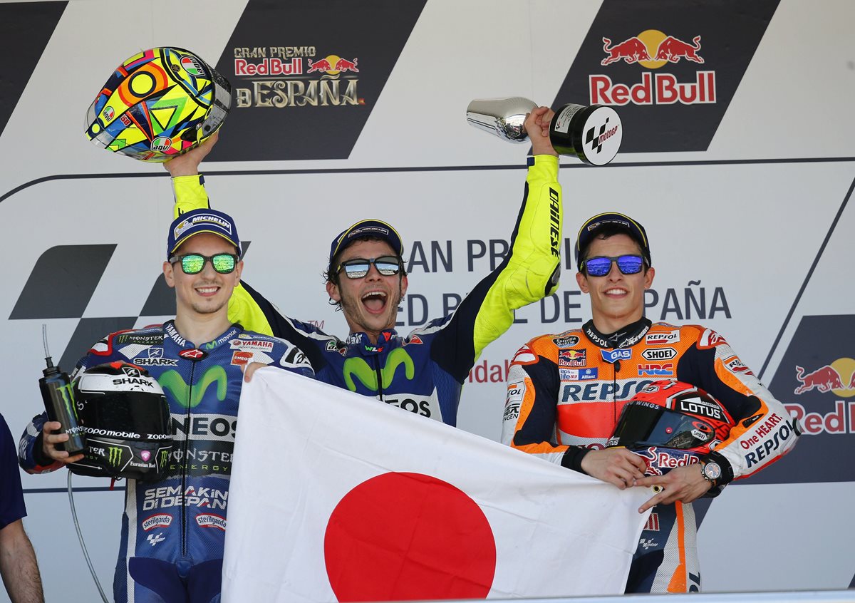 El piloto italiano de Moto GP, Valentino Rossi (Yamaha) (c), junto a los españoles Jorge Lorenzo (Yamaha) (i) y Marc Márquez (Repsol) (d). (Foto Prensa Libre: EFE)