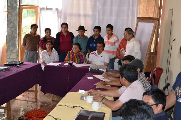 Pobladores dan conferencia de prensa en Panajachel, Sololá, en repudio por ataque a comunicadores sociales de Guatevisión.