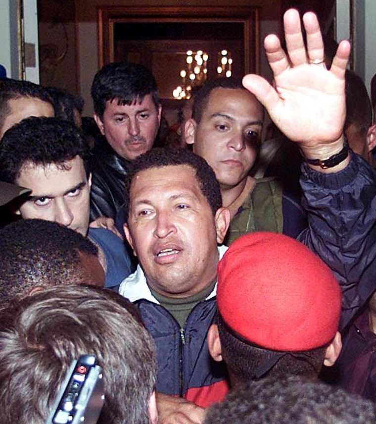 Hugo Chávez saluda a sus camaradas a su llegada al Palacio de Miraflores para reasumir al poder. (Foto: AFP)