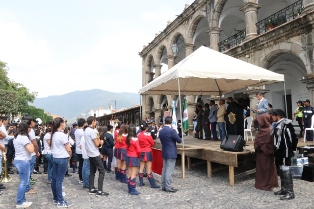 Acto cívico celebrado frente a la Municipalidad de Antigua Guatemala, con motivo del aniversario de la Constitución Política de la República de Guatemala. (Foto Pensa Libre: Julio Sicán)