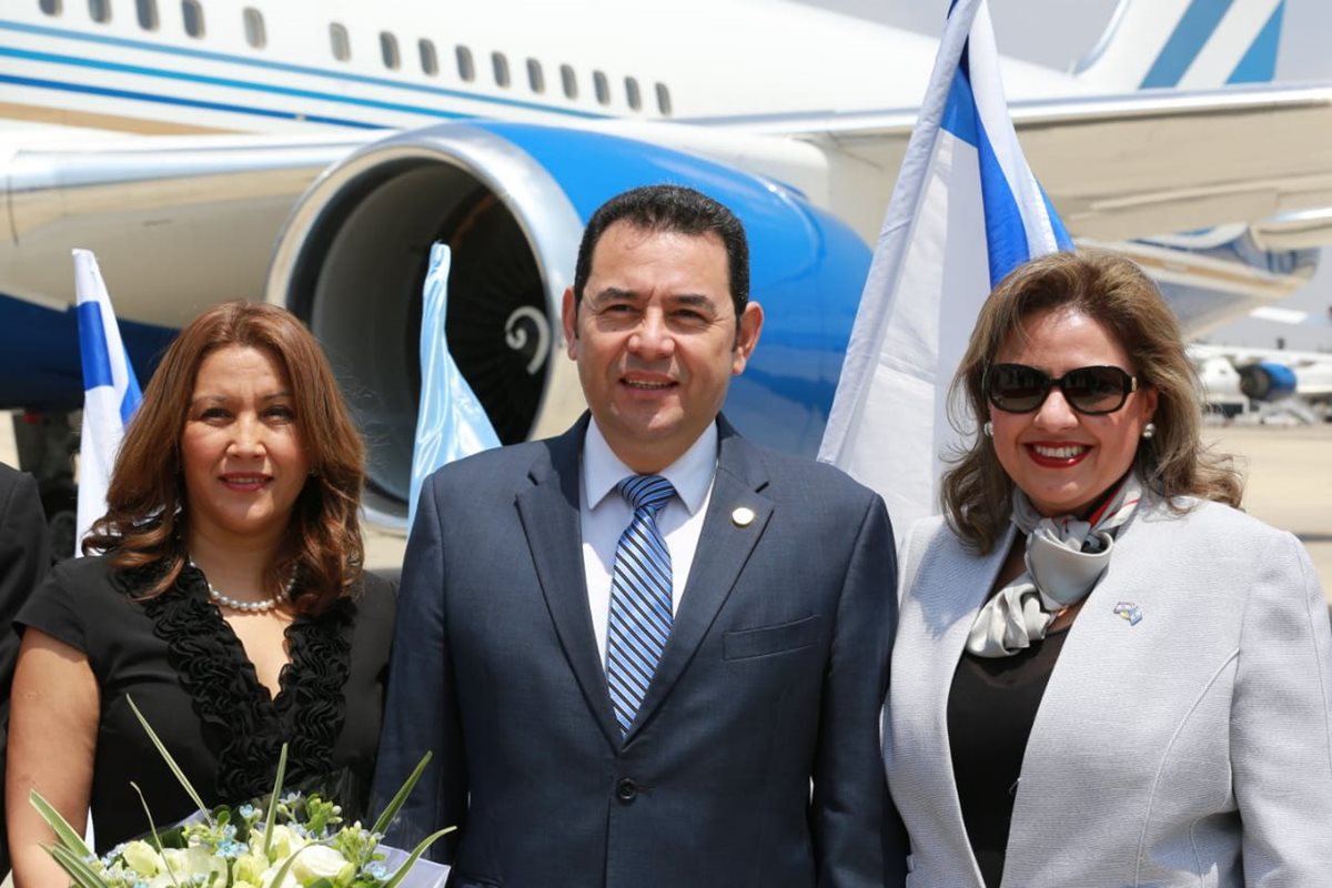 La primera dama, el presidente y la canciller guatemalteca posan después del arribo de la comitiva presidencial. (Foto Prensa Libre: Cancillería israelí)