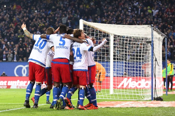 Los jugadores del Hamburgo celebran, en el triunfo ante el Dortmund. (Foto Prensa Libre: AP)
