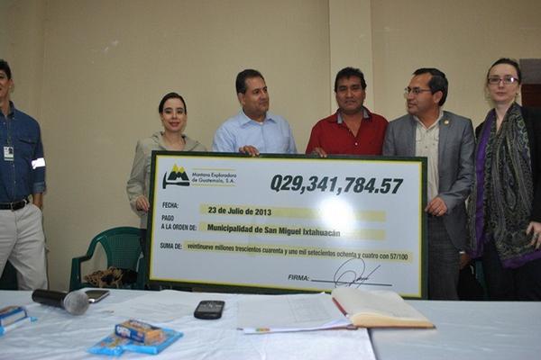 Personeros de la mina y autoridades municipales muestran el cheque simbólico entregado a la comuna de San Miguel Ixtahuacán. (Foto Prensa Libre: Aroldo Marroquín). 