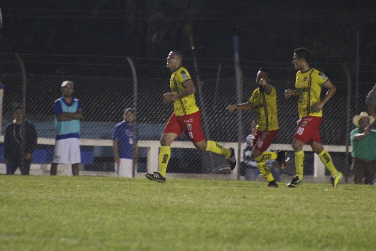 Así festejaron los jugadores de Marquense, el primer gol del partido. (Foto Prensa Libre: Eduardo Sam)