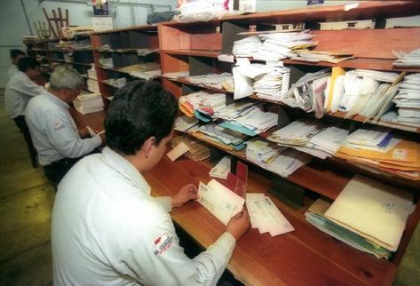 la empresa El Correo tiene la concesión para el servicio postal en el país, cuya prórroga buscan.