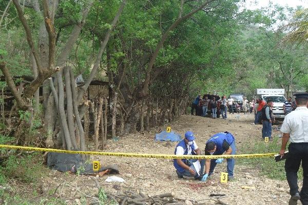 Los cuerpos  quedaron tendidos cerca de la casa.