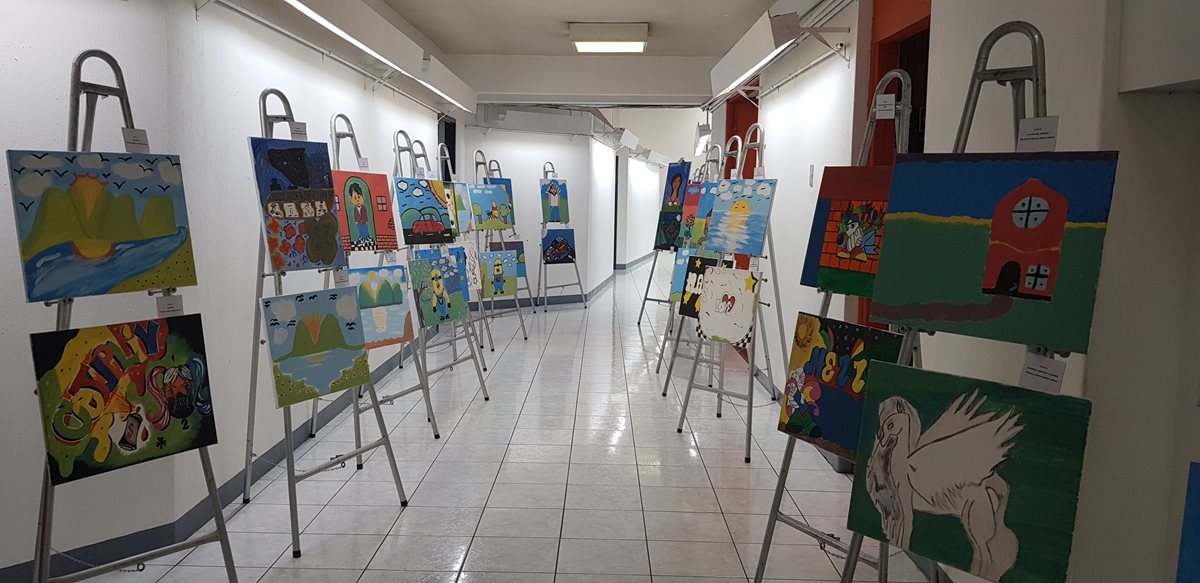 Este martes se inauguró la "Exposición de arte de adolescentes en proceso de reinserción". (Foto Prensa Libre: Sandra Vi)