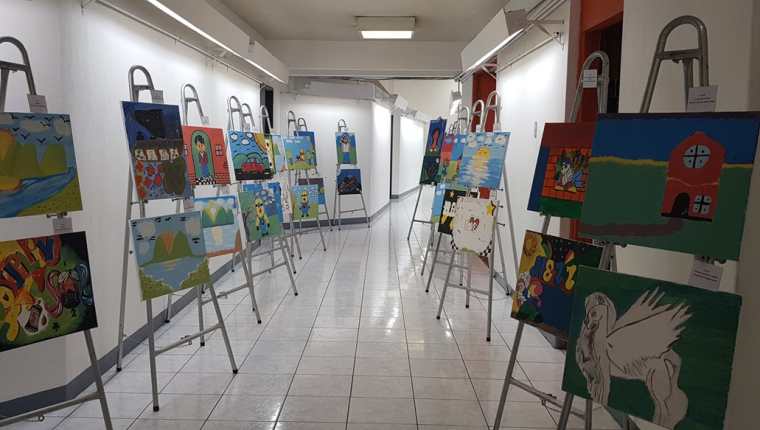 Este martes se inauguró la "Exposición de arte de adolescentes en proceso de reinserción". (Foto Prensa Libre: Sandra Vi)