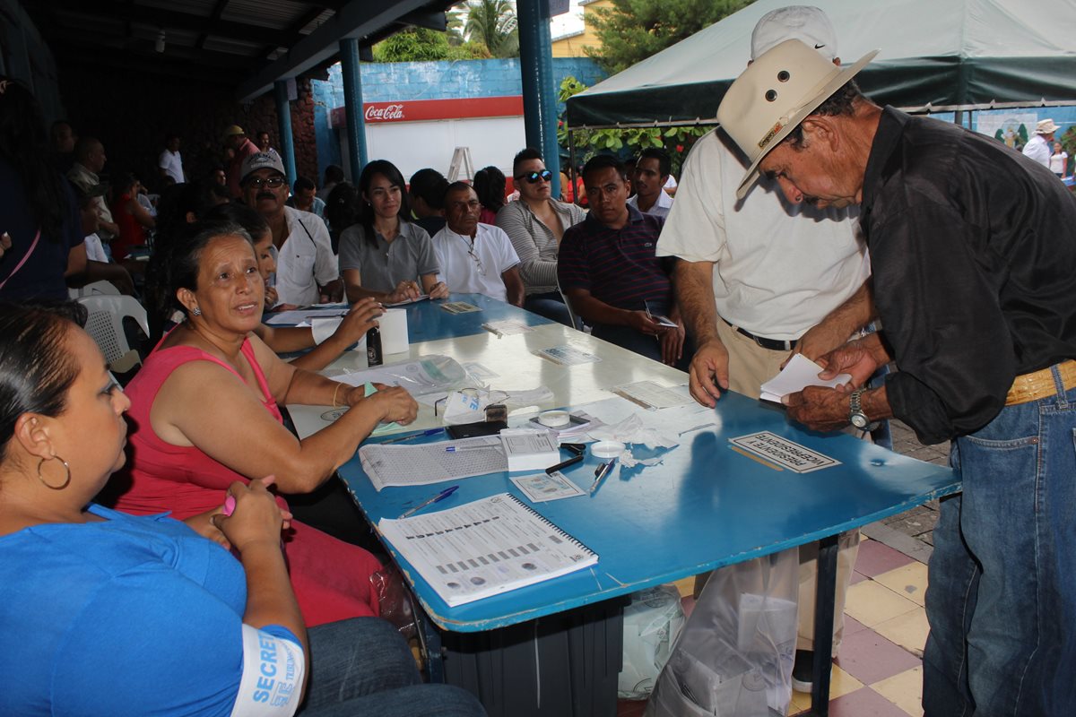 Pobladores de Jutiapa emiten sufragio durante elecciones generales del 6 de septiembre. (Foto Prensa Libre: Óscar González)