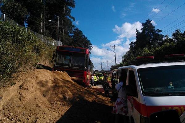 Bus de la ruta 110 se accidenta en carretera a El Salvador. (Foto Prensa Libre: PMTSCP)