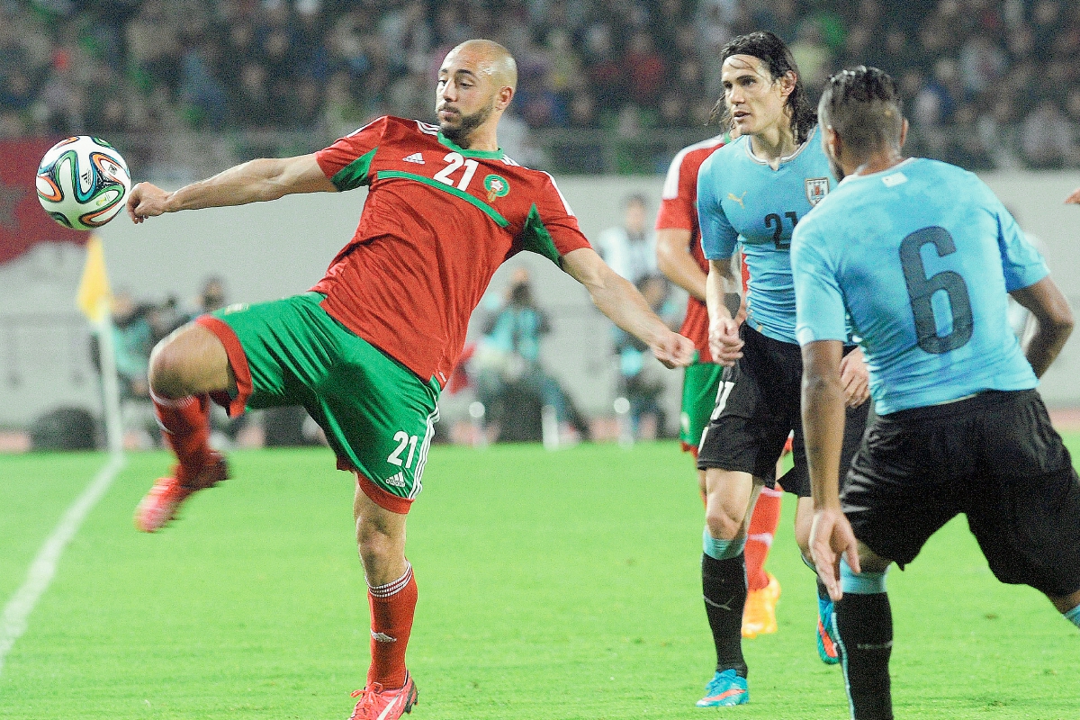 Uruguay sólo pudo anotarle un gol de penalti a lo s marroquíes. (Foto Prensa Libre:EFE)