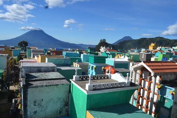 Desde el cementerio de la cabecera de se observa el Lago de Atitlán. (Foto Prensa Libre:Édgar René Sáenz)<br _mce_bogus="1"/>