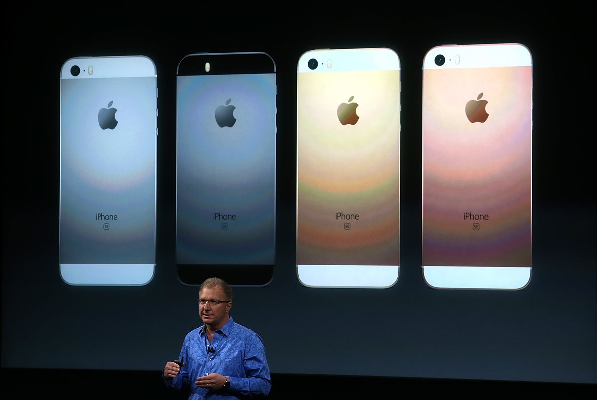 Greg Joswiak, vicepresidente de Apple, presenta el iPhone SE, de 4 pulgadas, en la sede de la compañía en Cupertino, California. (Foto Prensa Libre: AFP).