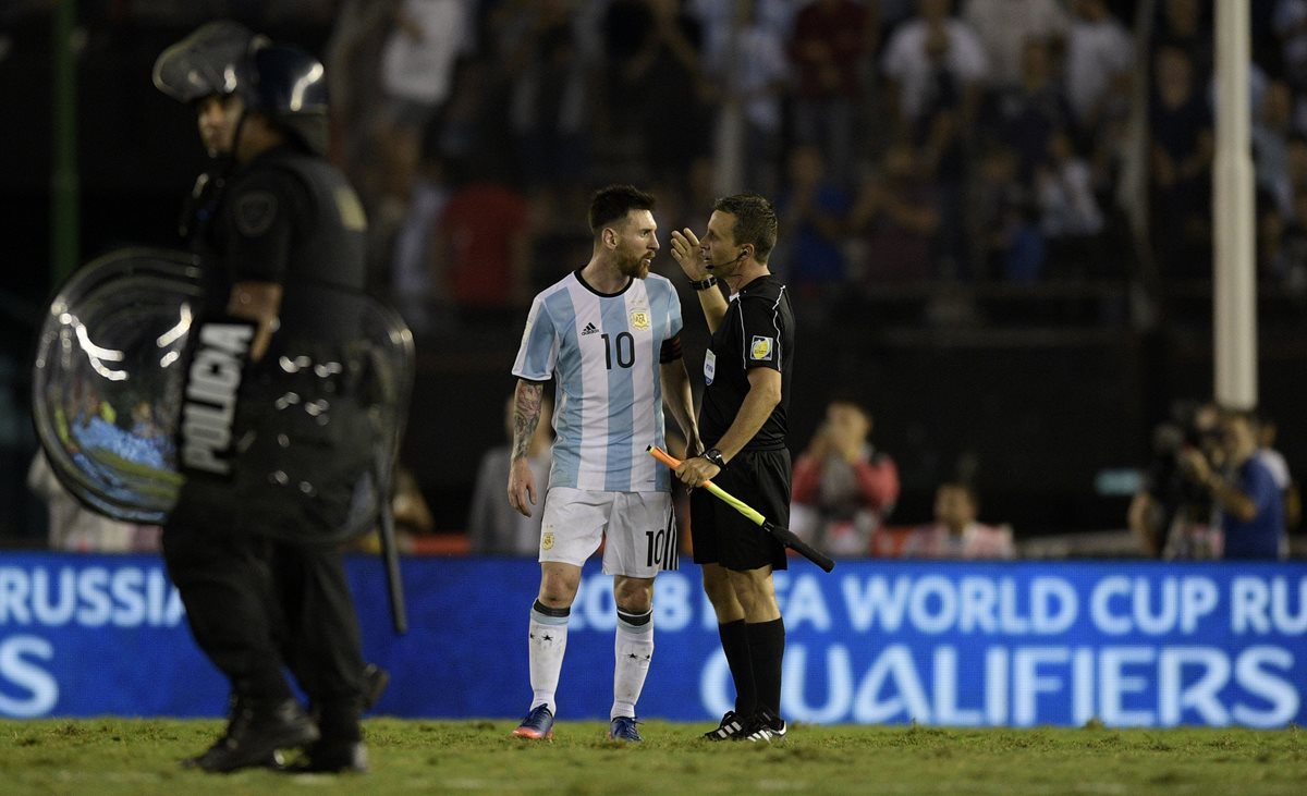 Leo Messi discute con el asistente arbitral Emerson Augusto do Carvalho al finalizar el partido contra Chile. (Foto Prensa Libre: AFP)
