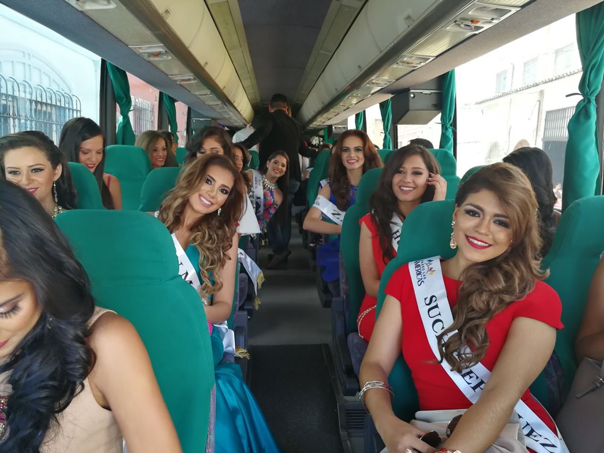 Las representantes de belleza en su viaje a Quetzaltenango. (Foto Prensa Libre: Óscar Fernando García).