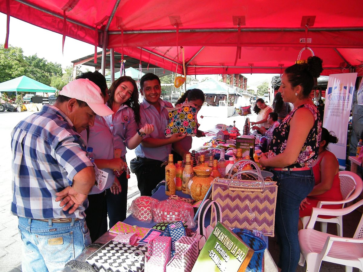 Productores del departamento tienen la oportunidad de comerciar sus productos en la feria. (Foto Prensa Libre: Héctor Contreras)