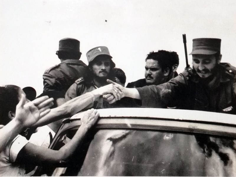 Después del triunfo de la revolución, Carranza (al centro) fue parte de la escolta de Fidel Castro (derecha). (Foto: Cortesía de Mario Carranza).