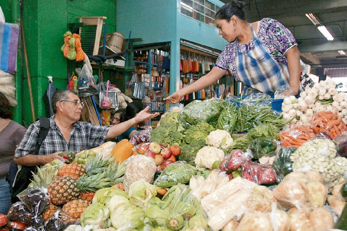 Cuatro de cada 10 guatemaltecos se quejan por la insuficiencia de ingresos y el encarecimiento de precios de artículos básicos. (Foto Prensa Libre: Alvaro Interiano)