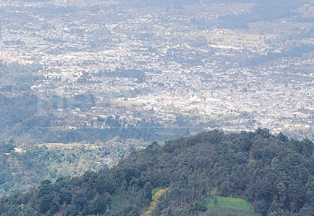 Desde el mirador en la entrada a San Antonio Sacatepéquez, se puede admirar el Valle de Sacatepéquez o de la Esmeralda. (Foto: Hemeroteca PL)